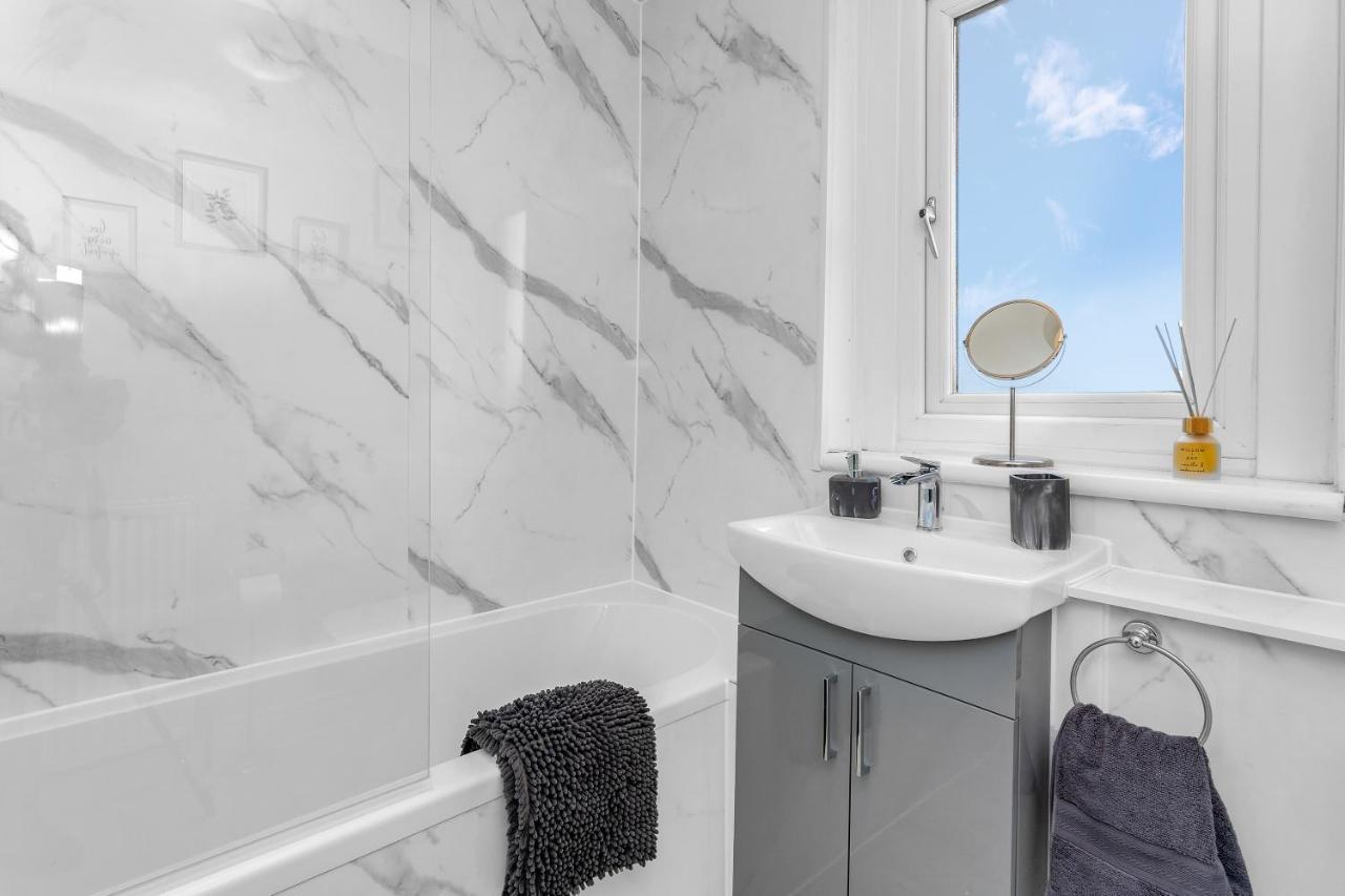 Modern & Spacious 2 Bedroom House - Free Parking - Front & Back Garden - Private Main Door Entrance Edimburgo Exterior foto