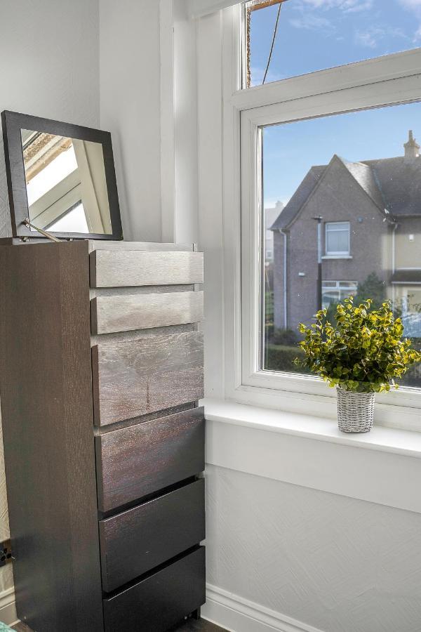 Modern & Spacious 2 Bedroom House - Free Parking - Front & Back Garden - Private Main Door Entrance Edimburgo Exterior foto