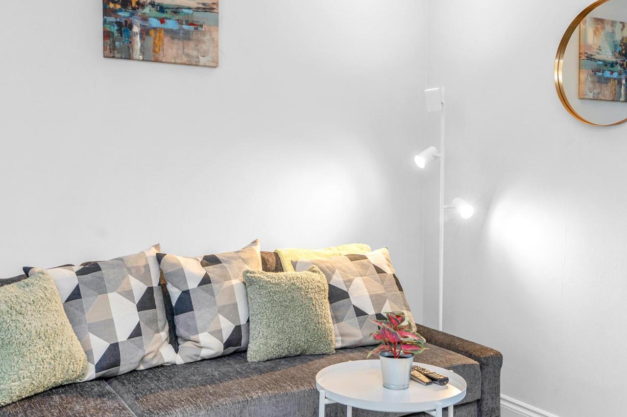 Modern & Spacious 2 Bedroom House - Free Parking - Front & Back Garden - Private Main Door Entrance Edimburgo Exterior foto