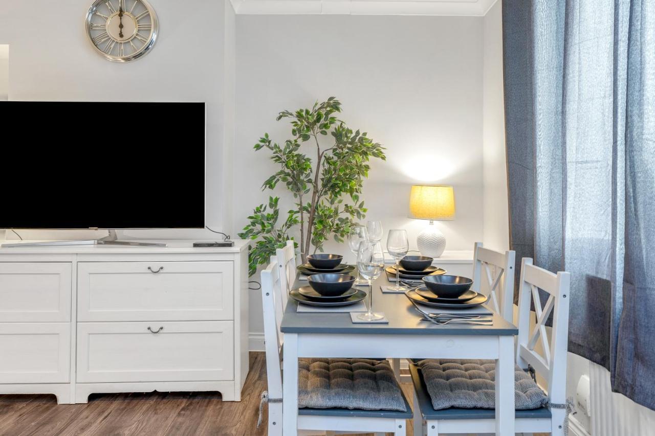 Modern & Spacious 2 Bedroom House - Free Parking - Front & Back Garden - Private Main Door Entrance Edimburgo Exterior foto