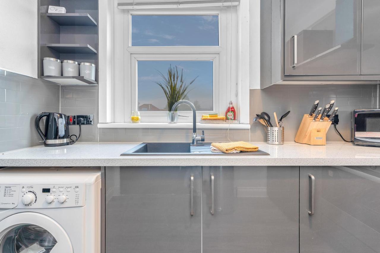 Modern & Spacious 2 Bedroom House - Free Parking - Front & Back Garden - Private Main Door Entrance Edimburgo Exterior foto